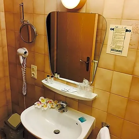 酒店 Du Chateau - Breakfast Not Included 3*